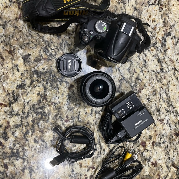 Nikon D5000 18-55VR Kit camera w/18-55mm zoom lens, 100-300mm zoom lens & bag - Picture 11 of 16